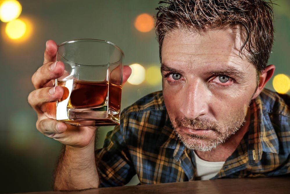 Un bărbat alcoolic arată dureros